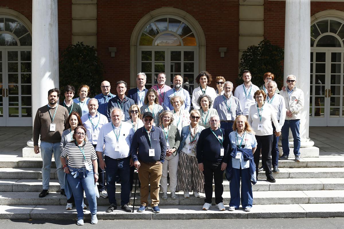 4/05/2026. Visitas del programa Moncloa Abierta. Participantes del programa Moncloa Abierta, en la escalinata del edificio del Consejo de Ministros.