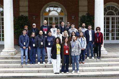 13/04/2026. Visitas del programa Moncloa Abierta. Participantes del programa Moncloa Abierta, en la escalinata del edificio del Consejo de Ministros.