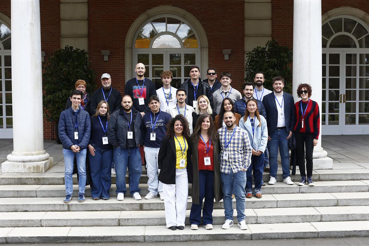 13/04/2026. Visitas del programa Moncloa Abierta. Participantes del programa Moncloa Abierta, en la escalinata del edificio del Consejo de Ministros.