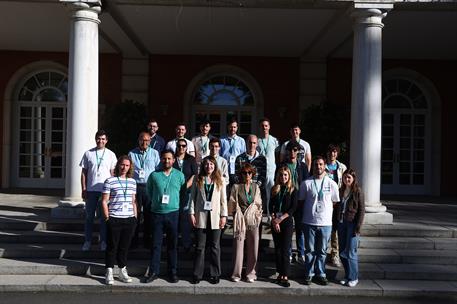 14/04/2026. Visitas del programa Moncloa Abierta. Participantes del programa Moncloa Abierta, en la escalinata del edificio del Consejo de Ministros.