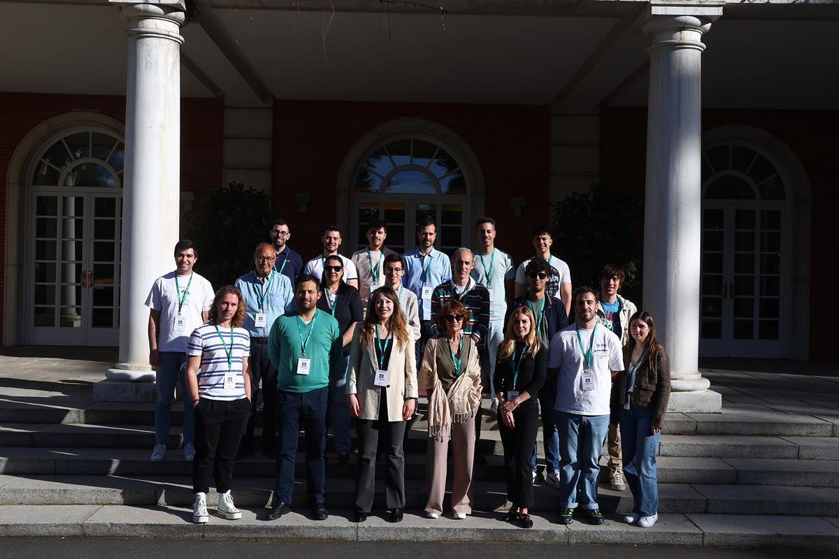 14/04/2026. Visitas del programa Moncloa Abierta. Participantes del programa Moncloa Abierta, en la escalinata del edificio del Consejo de Ministros.