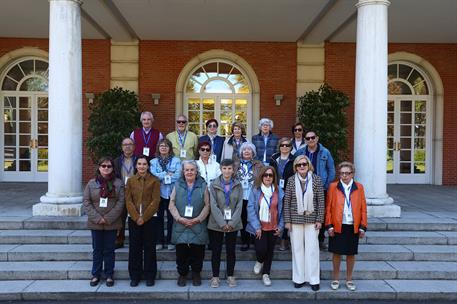 15/04/2026. Visitas del programa Moncloa Abierta. Participantes del programa Moncloa Abierta, en la escalinata del edificio del Consejo de Ministros.