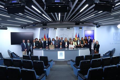 15/04/2026. Visitas del programa Moncloa Abierta. Participantes del programa Moncloa Abierta en la sala de la rueda de prensa