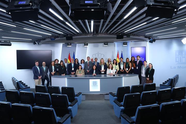 15/04/2026. Visitas del programa Moncloa Abierta. Participantes del programa Moncloa Abierta en la sala de la rueda de prensa