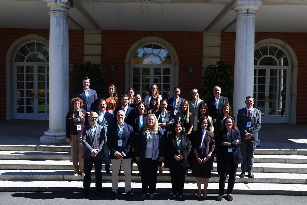 15/04/2026. Visitas del Programa Moncloa Abierta. Participantes del programa Moncloa Abierta en la escalinata del edificio del Consejo de Ministros