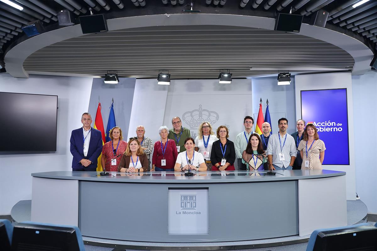 15/10/2026. Visitas del programa Moncloa Abierta. Participantes en el programa Moncloa Abierta, en la sala de prensa de la Secretaría de Est...