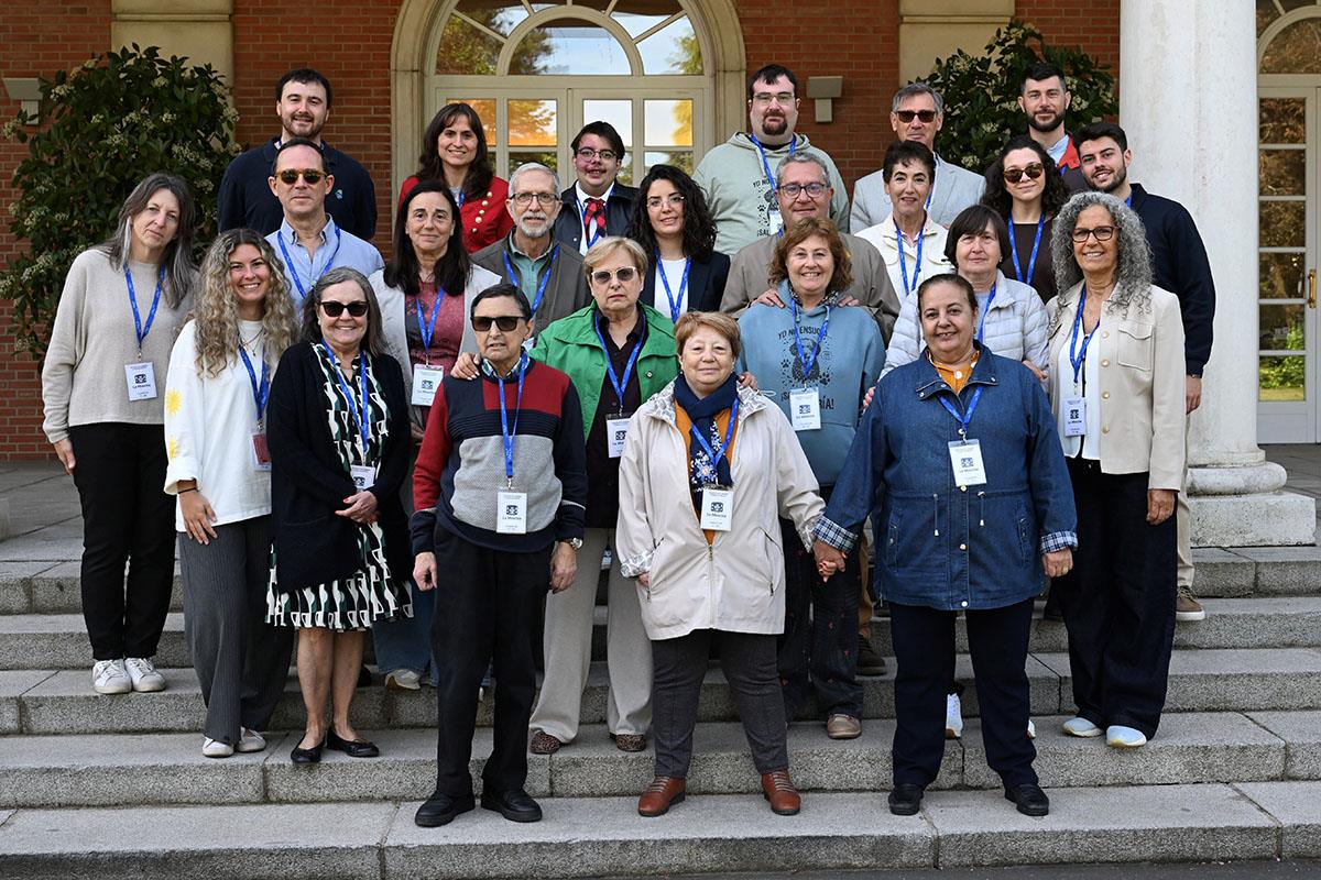 17/04/2026. Visitas del programa Moncloa Abierta. Participantes del programa Moncloa Abierta, en la escalinata del edificio del Consejo de Ministros.