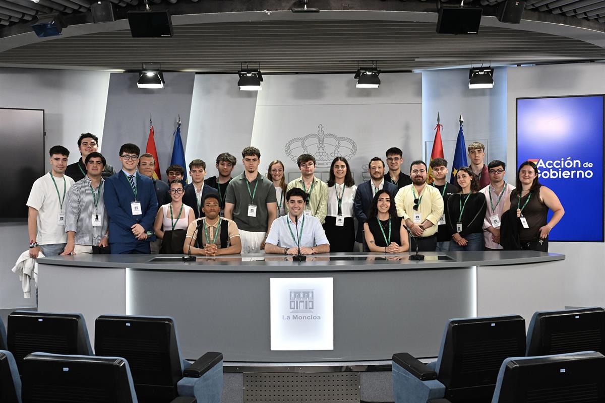 17/04/2026. Visitas del programa Moncloa Abierta. Participantes en el programa Moncloa Abierta, en la sala de prensa de prensa de la Secreta...