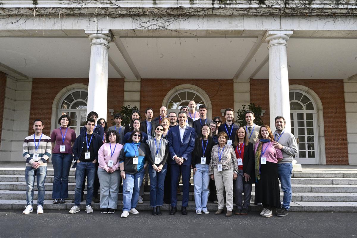 23/02/2026. Visitas del programa Moncloa Abierta. Participantes del programa Moncloa Abierta, en la escalinata del edificio del Consejo de Ministros.