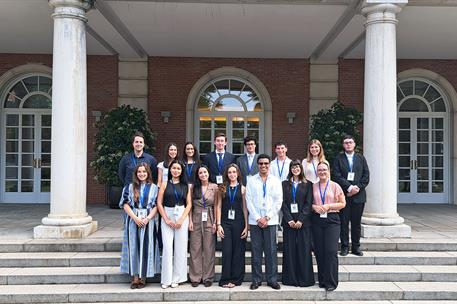 23/04/2026. Visitas del programa Moncloa Abierta. Participantes del programa Moncloa Abierta, en la escalinata del edificio del Consejo de Ministros