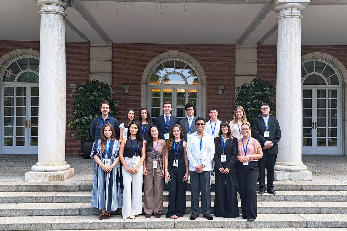23/04/2026. Visitas del programa Moncloa Abierta. Participantes del programa Moncloa Abierta, en la escalinata del edificio del Consejo de Ministros