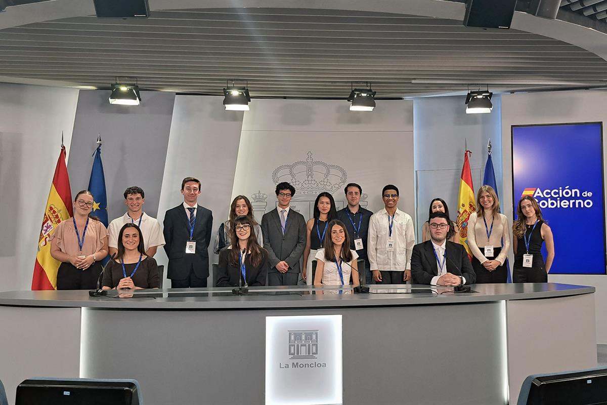 23/04/2026. Visitas del programa Moncloa Abierta. Participantes del programa Moncloa Abierta, en la escalinata del edificio del Consejo de Ministros