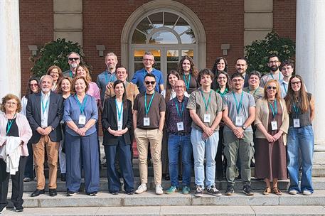 23/04/2026. Visitas del programa Moncloa Abierta. Participantes del programa Moncloa Abierta, en la escalinata del edificio del Consejo de Ministros