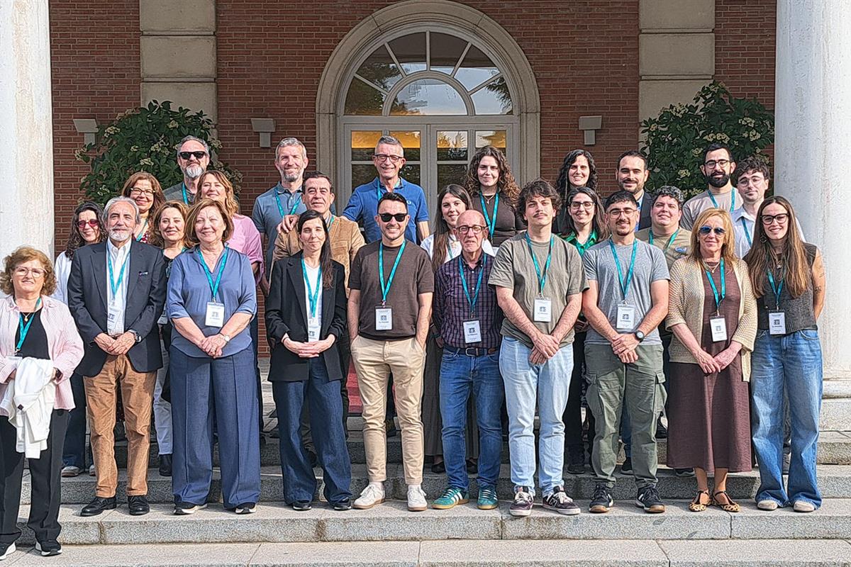 23/04/2026. Visitas del programa Moncloa Abierta. Participantes del programa Moncloa Abierta, en la escalinata del edificio del Consejo de Ministros