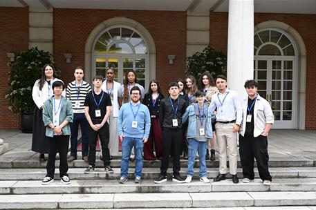 24/04/2026. Visitas del programa Moncloa Abierta. Participantes del programa Moncloa Abierta, en la escalinata del edificio del Consejo de Ministros