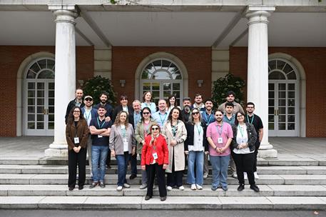 24/04/2026. Visitas del programa Moncloa Abierta. Participantes del programa Moncloa Abierta, en la escalinata del edificio del Consejo de Ministros