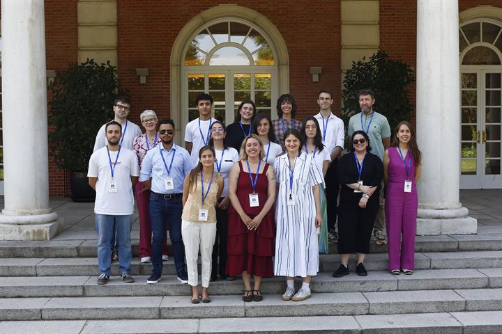 24/06/2026. Visitas del programa Moncloa Abierta. Participantes del programa Moncloa Abierta, en la escalinata del edificio del Consejo de Ministros