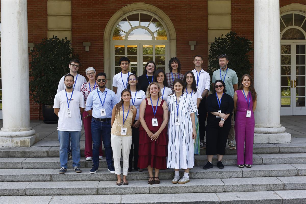 24/06/2026. Visitas del programa Moncloa Abierta. Participantes del programa Moncloa Abierta, en la escalinata del edificio del Consejo de Ministros