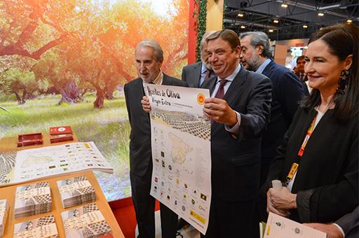 Luis Planas en un stand sobre aceite de oliva en el Salón Gourmets