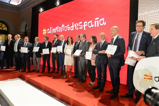 Foto de familia de Luis Planas con los premiados en la XXXI edición de los Premios Alimentos de España