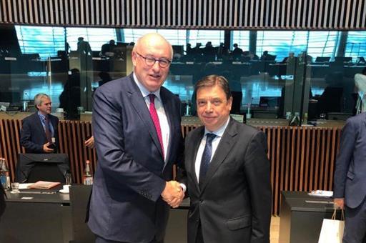 El ministro Luis Planas y el comisario europeo Phil Hogan