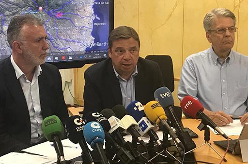 Luis Planas durante su comparecencia ante la prensa junto al presidente de Canarias, Ángel Víctor Torres