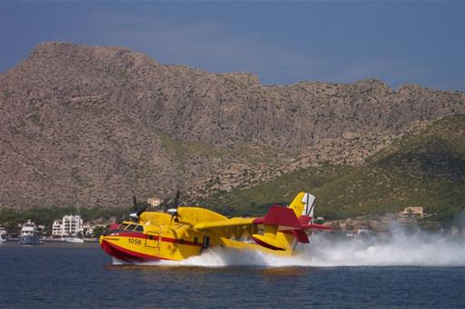 Avión anfibio de gran capacidad cargando agua