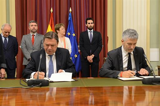 Los ministros Luis Planas y Fernando Grande-Marlaska, durante la firma del acuerdo de colaboración