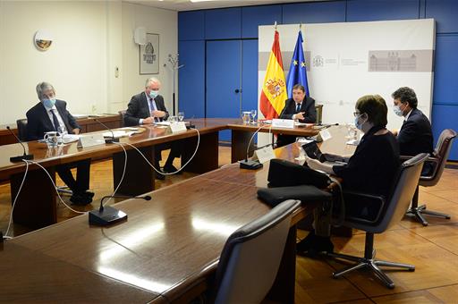 El ministro Planas durante la reunión