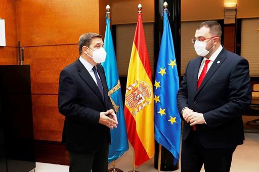 El ministro Luis Planas y el presidente de Asturias, Adrián Barbón