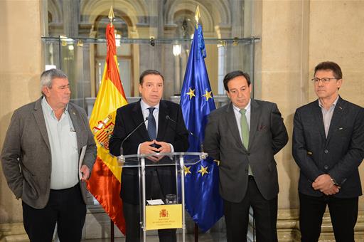 Luis Planas junto a los representnes de las organizaciones profesionales agrarias