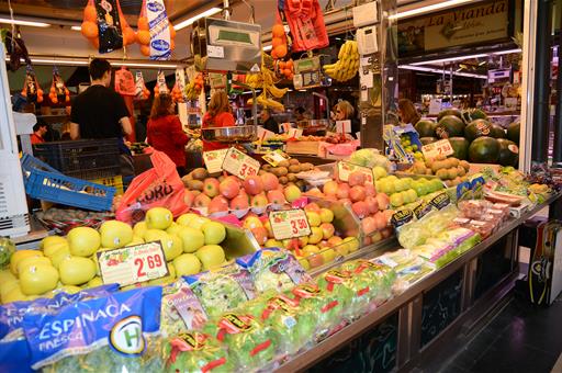 Imagen de un mercado con diversos productos de consumo alimentario