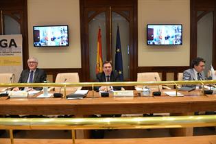 Luis Planas junto a los asistentes a la videoconferencia