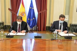 Luis Planas y José Antonio Bayón firmando el convenio