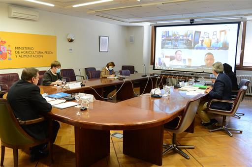 El ministro Planas durante la reunión
