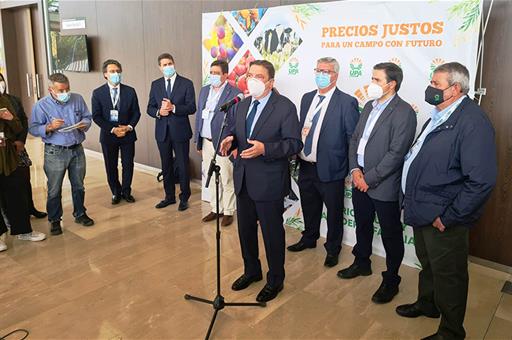 El ministro Luis Planas atendiendo a los medios de comunicación