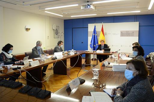 Luis Planas junto a los asistentes a la reunión