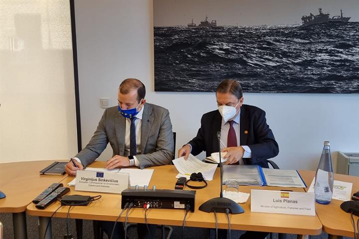 El ministro Planas y el comisario Virginijus Sinkevicius El ministro Planas y el comisario Virginijus Sinkevicius
