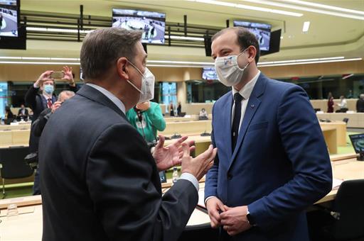 Luis Planas conversa con uno de sus colegas comunitario