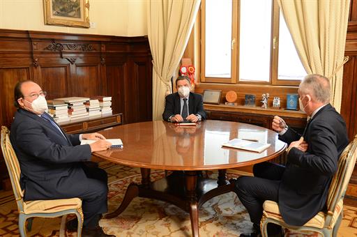 Reunión del ministro Luis Planas con el presidente de SAECA, Pablo Pombo 
