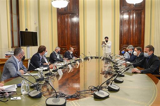 El ministro Planas durante la reunión