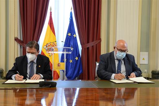Luis Planas y Francisco Rodríguez durante la firma de los convenios