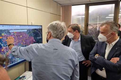 Luis Planas visita la zona afectada por la lava del volcán de la Palma junto al presidente de Canarias, Ángel Víctor Torres