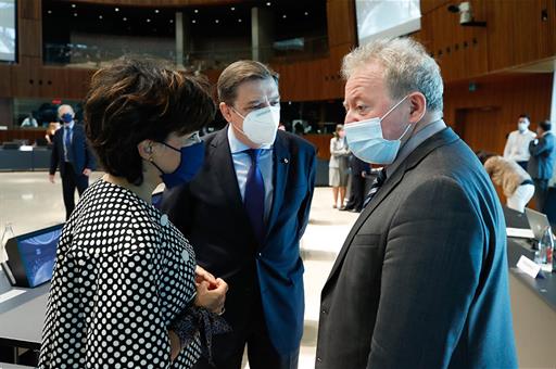 El ministro Planas durante el Consejo de Ministros de Luxemburgo 