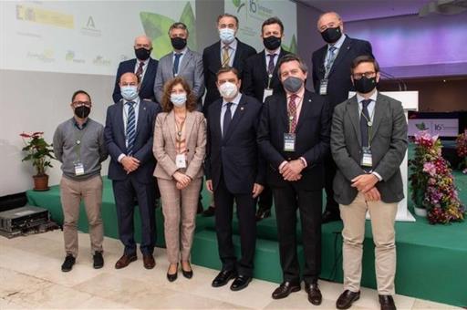 El ministro Luis Planas y organizadores del XVI Simposio Nacional de Sanidad Vegetal