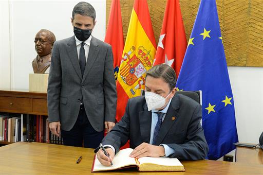 Luis Planas junto al alcalde de Alcalá de Henares