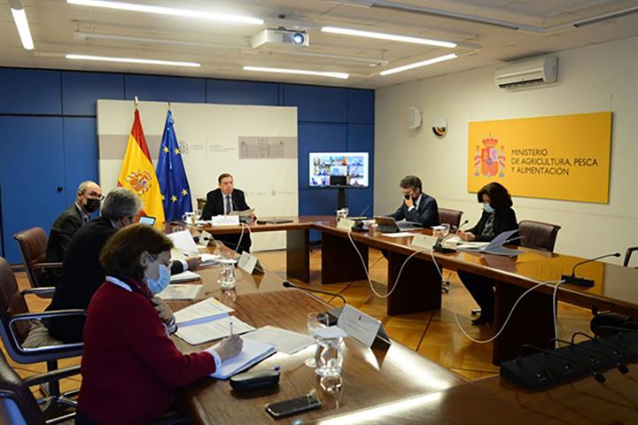 El ministro Planas durante la reunión