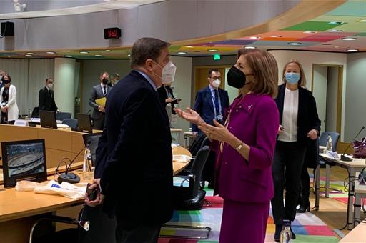 El ministro Luis Planas conversa con una homóloga en el Consejo de Agricultura de la UE