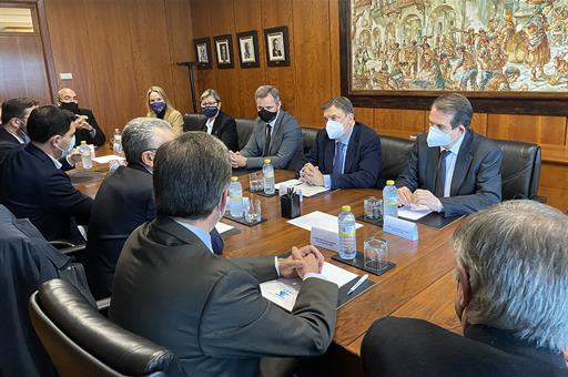 Planas junto a los representantes de la Cooperativa de Armadores de Pesca del Puerto Vigo