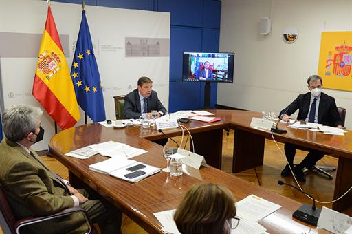 El ministro Luis Planas y su equipo durante la videoconferencia